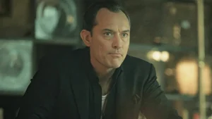 Après Star Wars, Jude Law cartonne sur Netflix avec une série thriller qui scotche les abonnés !