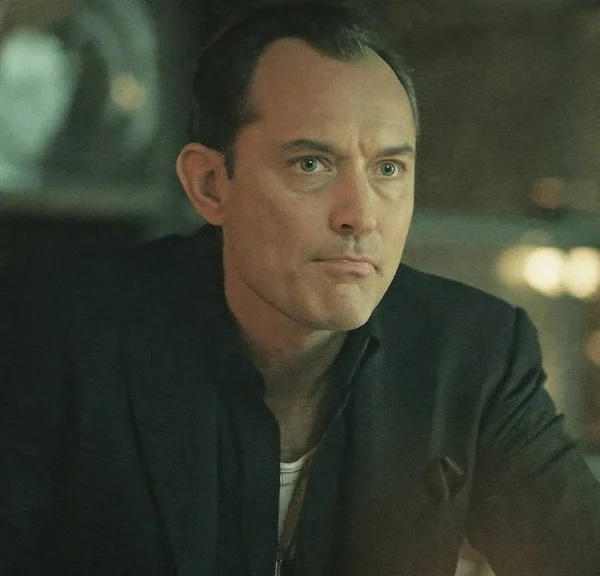 Après Star Wars, Jude Law cartonne sur Netflix avec une série thriller qui scotche les abonnés !
