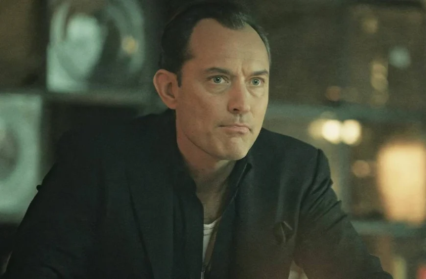 Après Star Wars, Jude Law cartonne sur Netflix avec une série thriller qui scotche les abonnés !