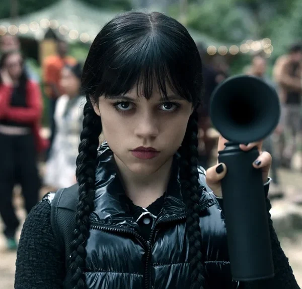 "C'est un bébé" Cette actrice de Mercredi sur Netflix refuse catégoriquement l'idée d'un couple