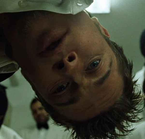 Brad Pitt s'est vraiment fait cogner sur le tournage de ce film culte. Le réalisateur l'a surpris à la dernière minute