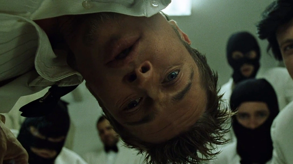 Brad Pitt s'est vraiment fait cogner sur le tournage de ce film culte. Le réalisateur l'a surpris à la dernière minute