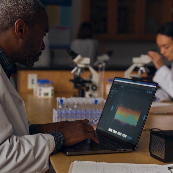 Apple lancerait bientôt un MacBook Pro avec écran OLED et tactile, une menace pour l’iPad Pro ?