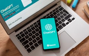 Sam Altman (ChatGPT) trouve que les réseaux sociaux sonnent faux à cause de l’IA, bel exemple d’ironie