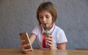 Cette ville veut limiter l’usage du smartphone à deux heures par jour, enfin presque