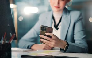 Combien ça coûte de scroller sur Instagram et YouTube au travail ? Beaucoup plus que vous l’imaginez