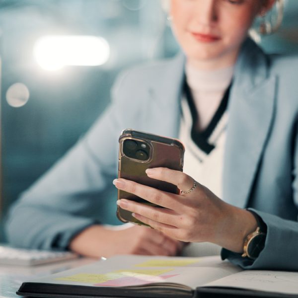 Combien ça coûte de scroller sur Instagram et YouTube au travail ? Beaucoup plus que vous l’imaginez