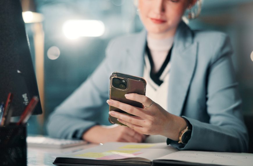 Combien ça coûte de scroller sur Instagram et YouTube au travail ? Beaucoup plus que vous l’imaginez