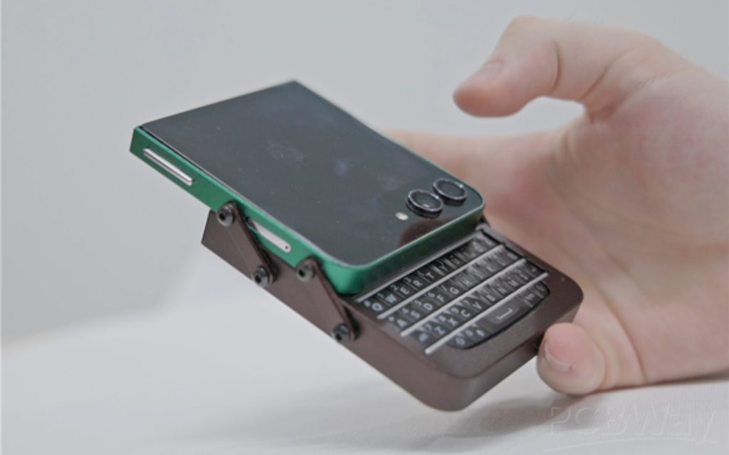 Il transforme un Galaxy Z Flip 5 cassé en smartphone à clavier, vous avez dit BlackBerry ?