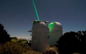 Ce télescope va bientôt tirer des lasers sur les déchets spatiaux pour les faire dévier