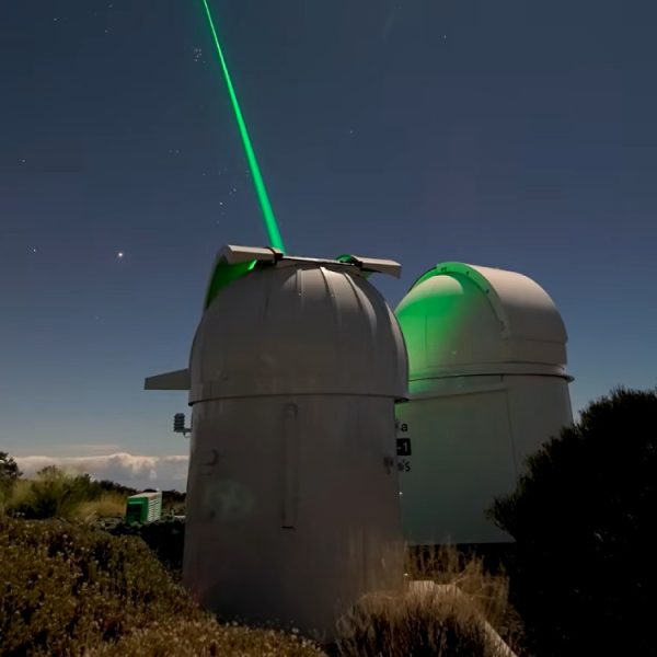 Ce télescope va bientôt tirer des lasers sur les déchets spatiaux pour les faire dévier
