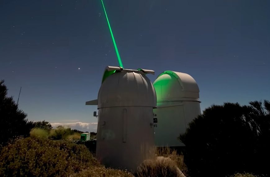 Ce télescope va bientôt tirer des lasers sur les déchets spatiaux pour les faire dévier