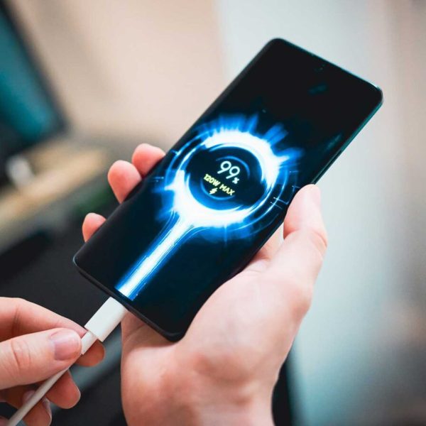 Charge rapide universelle 100 W sur Android : ça change quoi pour vous ?