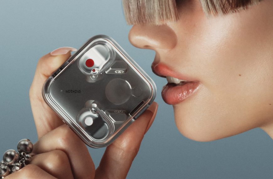 Nothing Ear (3) annoncés : des écouteurs premium et avec un dictaphone en guise de boitier