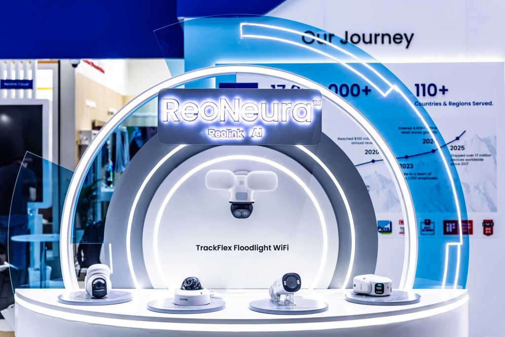 Reolink TrackFlex Floodlight WiFi : une caméra de sécurité 4K avec recherche vidéo IA locale