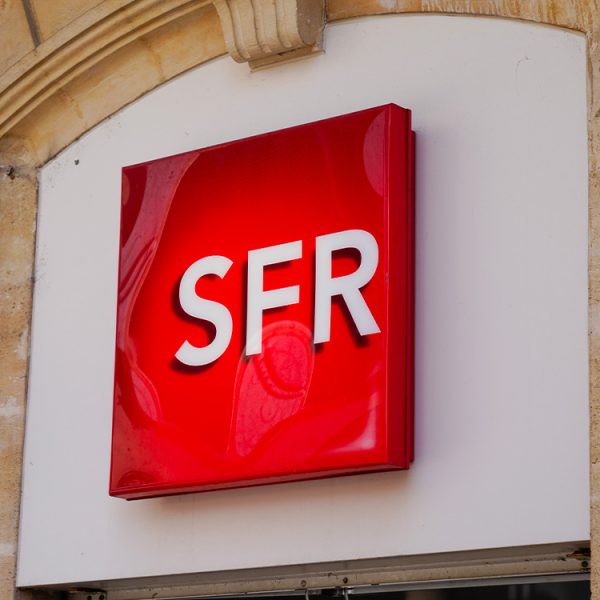 Tiens, tiens, SFR fait la promotion de l’eSIM… à quelques heures du lancement de l’iPhone 17