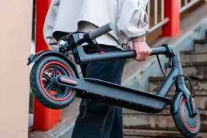 Mieux que des modèles à 300€, cette trottinette électrique coûte (vraiment) que dalle