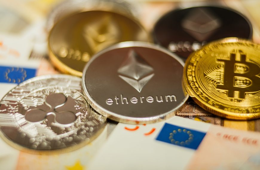 Une fraude aux cryptomonnaies de plus de 100 millions d’euros démantelée en Europe, des victimes en France