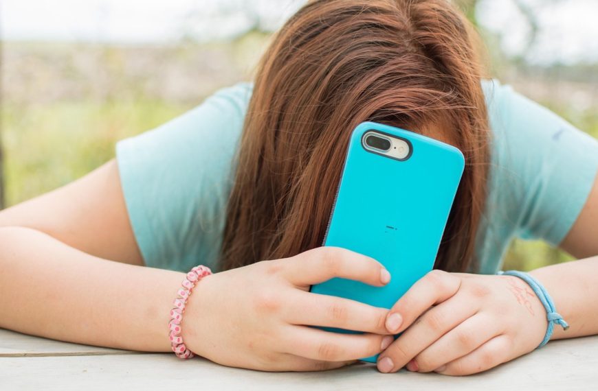 Smartphone à l’école : moins de 9 % des collèges appliquent la mesure « Portable en pause »