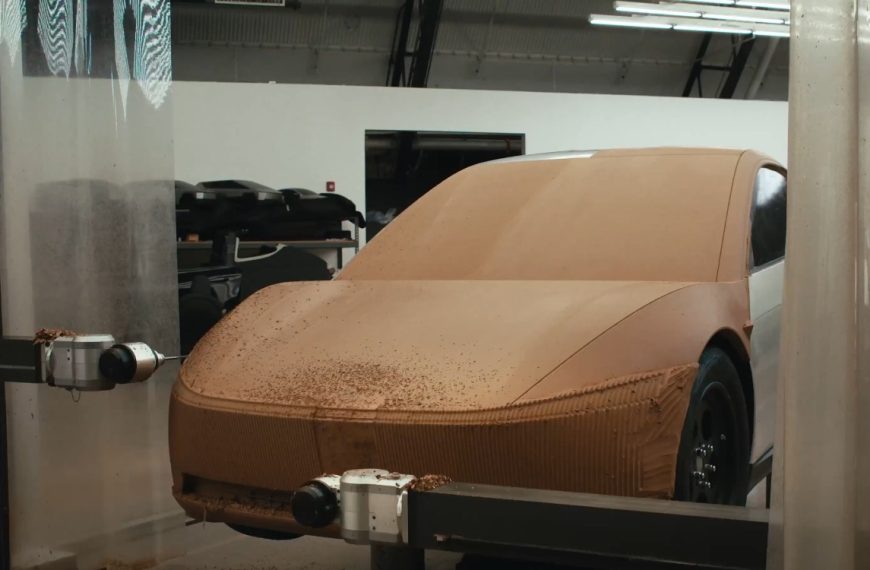 Tesla a-t-il laissé échapper un Cybertruck façon monospace dans cette vidéo ?