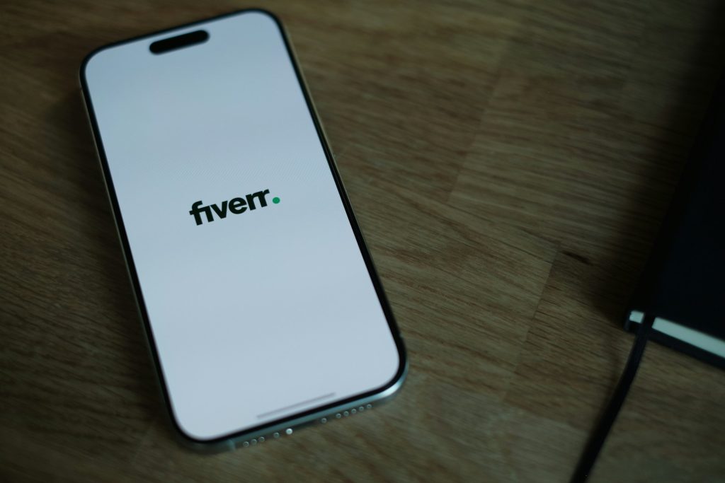 Fiverr se rêve « AI-first » et licencie 30 % de ses effectifs