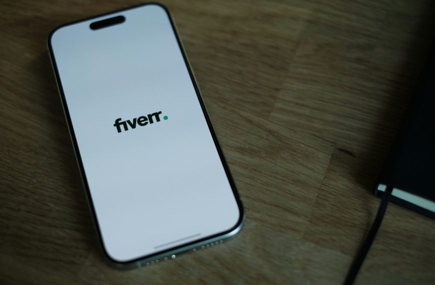 Fiverr se rêve « AI-first » et licencie 30 % de ses effectifs