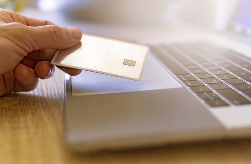 L’Europe met la pression sur Apple, Google, Microsoft et Booking contre les fraudes en ligne