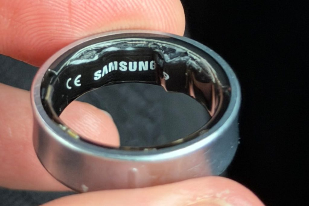 Un utilisateur de Galaxy Ring piégé par la batterie de sa bague qui gonfle