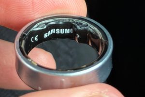 Un utilisateur de Galaxy Ring piégé par la batterie de sa bague qui gonfle