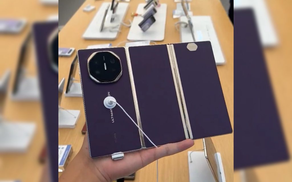 Vous vous souvenez du smartphone pliable en trois de Huawei ? La marque revient avec ce modèle encore plus dingue