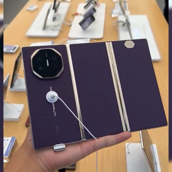 Vous vous souvenez du smartphone pliable en trois de Huawei ? La marque revient avec ce modèle encore plus dingue