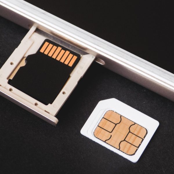 Orange, Free, SFR : comment les opérateurs se préparent pour l’iPhone Air uniquement eSIM