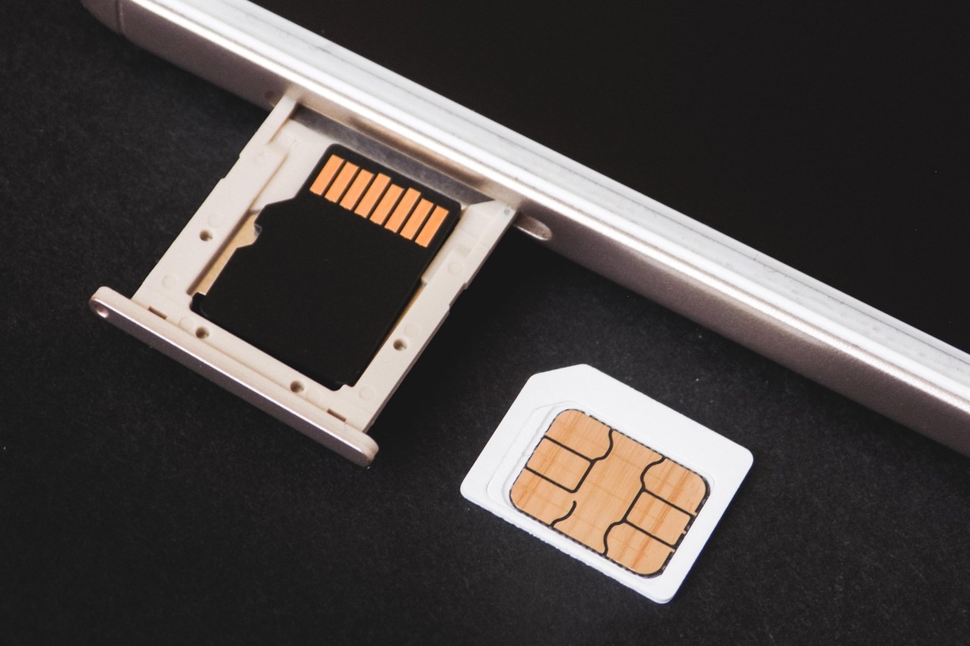 Orange, Free, SFR : comment les opérateurs se préparent pour l’iPhone Air uniquement eSIM