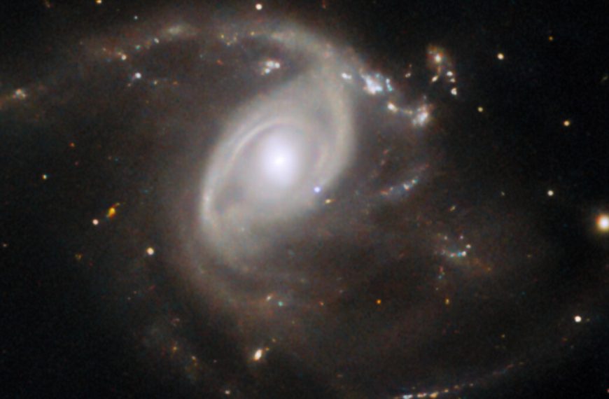 L’explosion de cette étoile « cannibale » en supernova pourrait être visible en plein jour