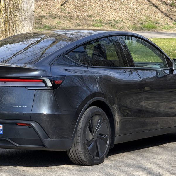 Tesla change enfin le design de cette pièce qui a piégé des passagers dans leurs voitures