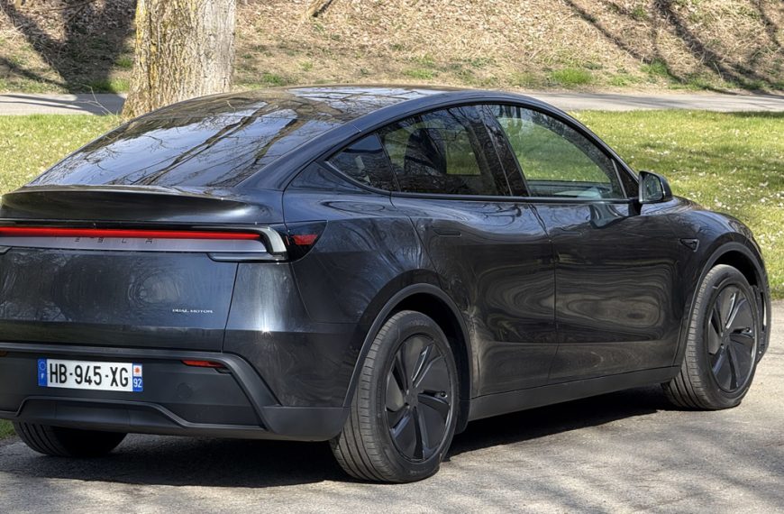 Tesla change enfin le design de cette pièce qui a piégé des passagers dans leurs voitures