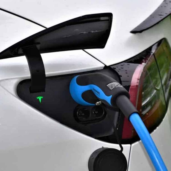 Tesla surprend ses utilisateurs avec une nouvelle règle de recharge dévoilée chez un youtubeur
