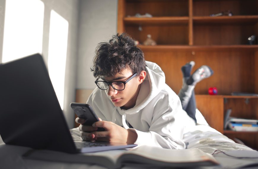Les députés veulent interdire les réseaux sociaux aux moins de 15 ans et limiter l’accès la nuit