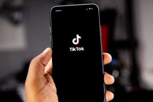 Pour sortir du « piège TikTok », une commission d’enquête réclame un « couvre-feu numérique »
