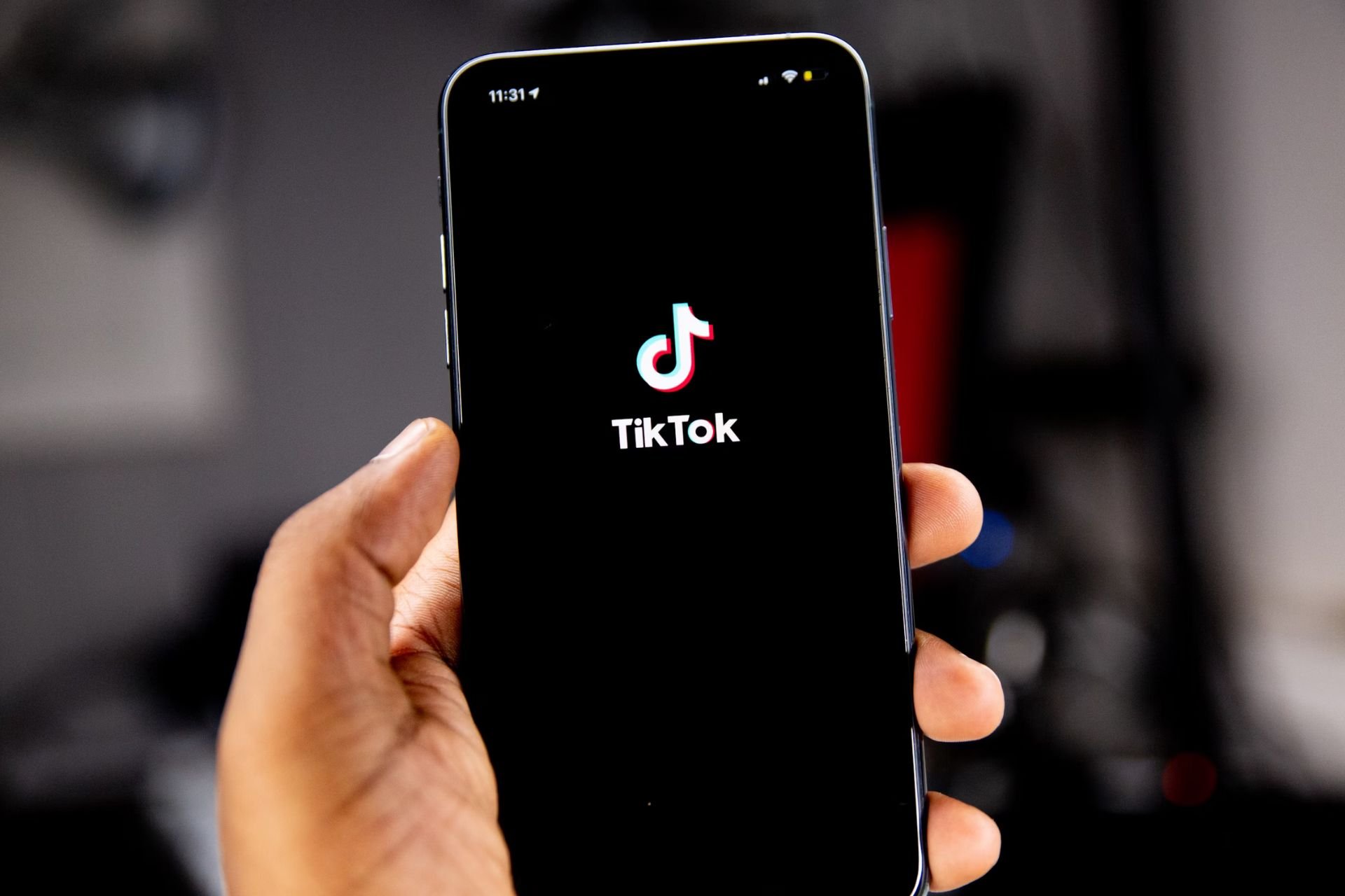 Pour sortir du « piège TikTok », une commission d’enquête réclame un « couvre-feu numérique »