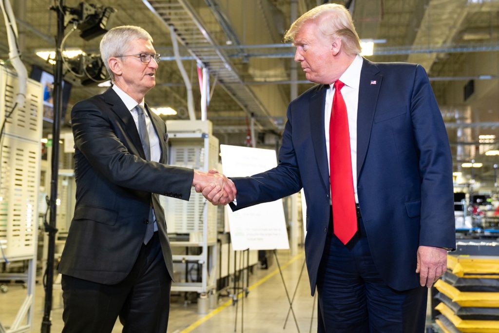 Apple a-t-elle modifié son IA pour plaire à Donald Trump ?