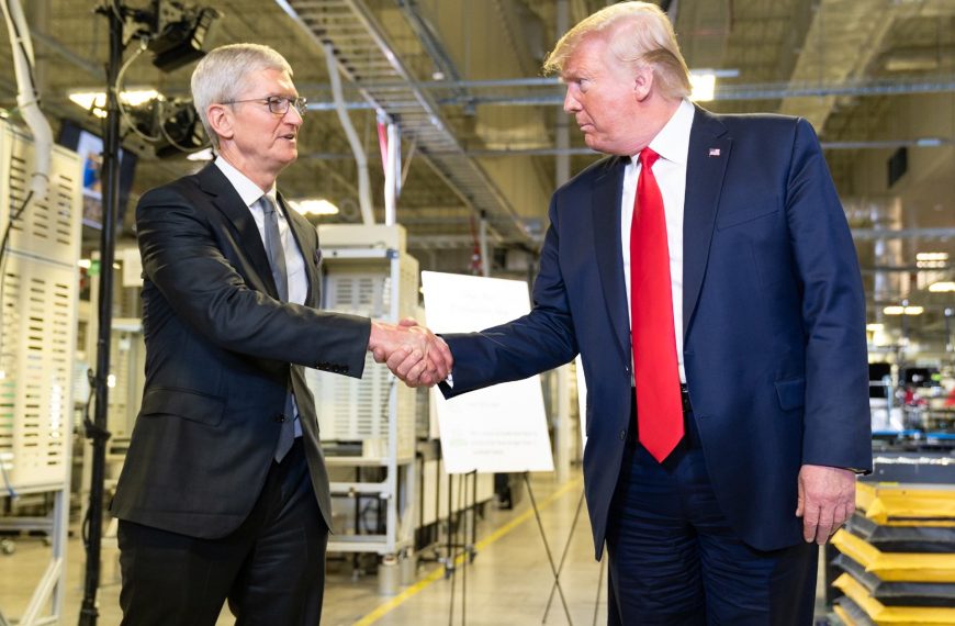 Apple a-t-elle modifié son IA pour plaire à Donald Trump ?