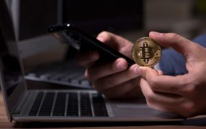 Bitcoin : elle se fait arrêter avec plus de 6 milliards d’euros en poche, c’est la plus grosse saisie de l’histoire