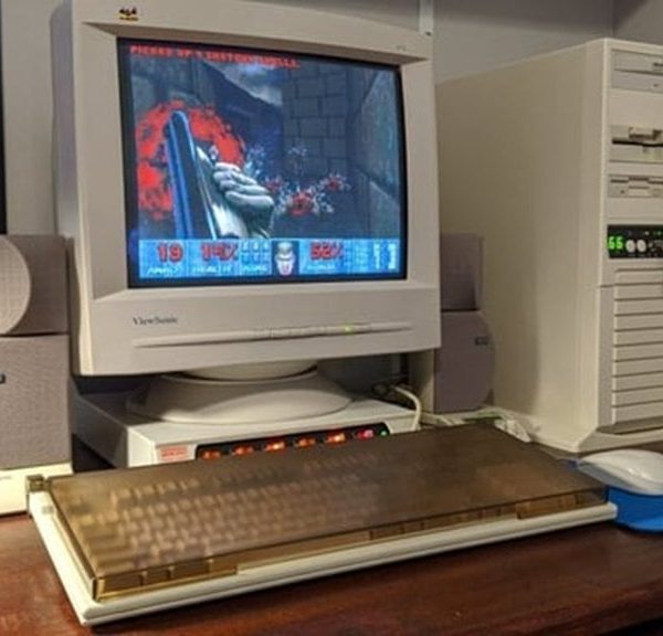 Il y a 30 ans, il existait un bouton très spécial sur les PC gaming… qui ne faisait en fait que les ralentir
