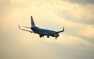 Une batterie externe prend feu dans un avion et le force à atterrir d’urgence