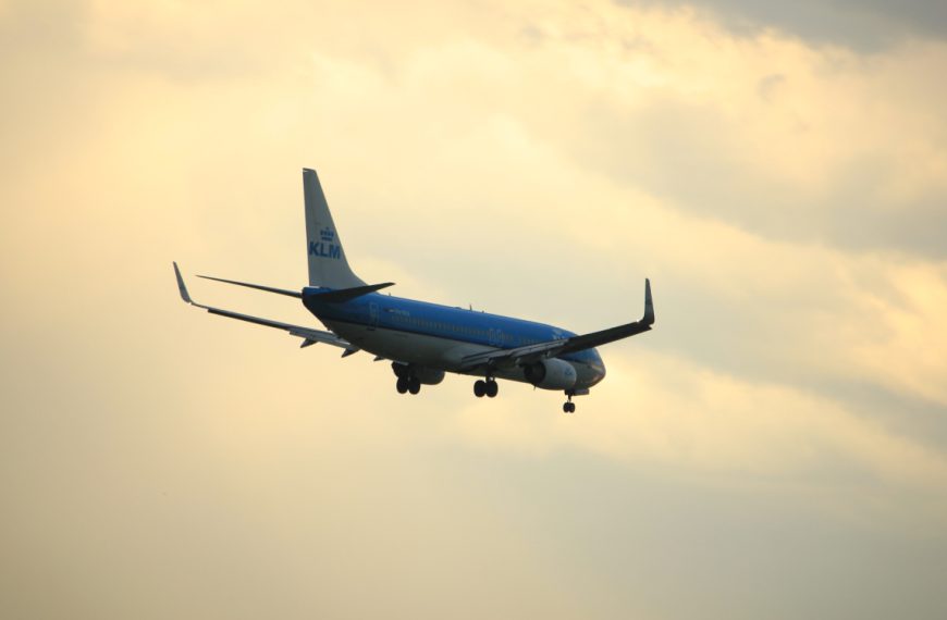 Une batterie externe prend feu dans un avion et le force à atterrir d’urgence