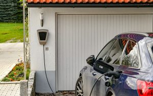 Voitures électriques : dépêchez-vous d’installer une borne à domicile, cela coûtera sûrement plus cher en 2026