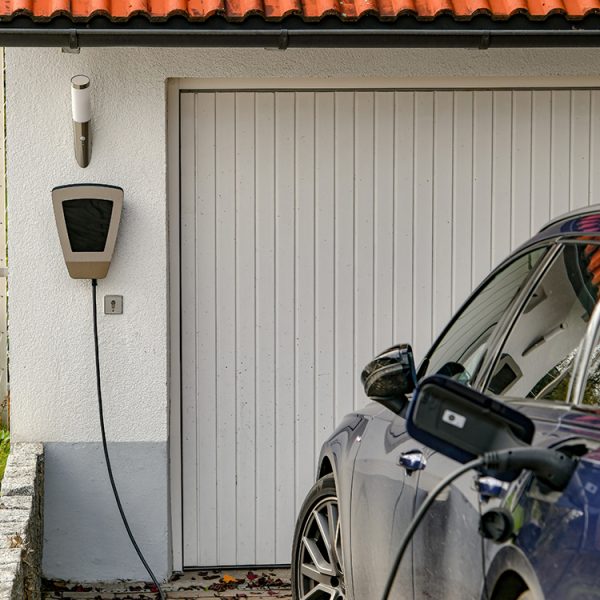 Voitures électriques : dépêchez-vous d’installer une borne à domicile, cela coûtera sûrement plus cher en 2026