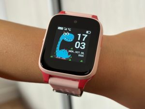 Montres connectées pour enfant : gadget, fil à la patte numérique, ou outil d’« autonomie » ?