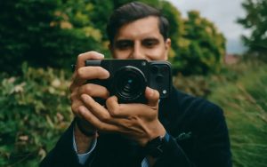 Cet accessoire transforme votre iPhone en appareil photo boosté à l’IA, c’est bluffant